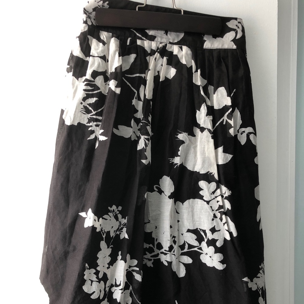 Calvin Klein Flouncy & light floral skirt